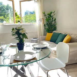 https://tower-bridge-canary-wharf-modern-2-bed-2-bath-apartment.brighton-hotels-england.com